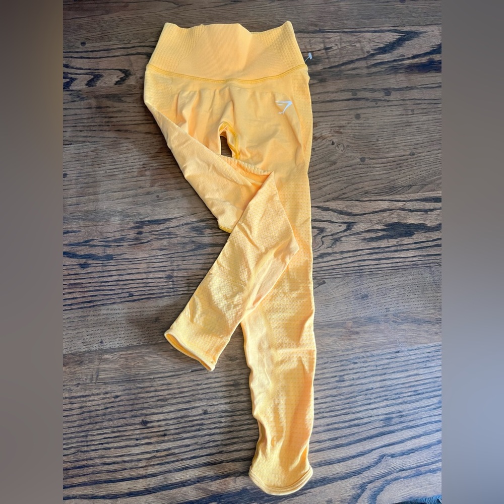 Gymshark NWOT Highwaisted Yellow Leggings w/ Zippered Pocket in back waistband !